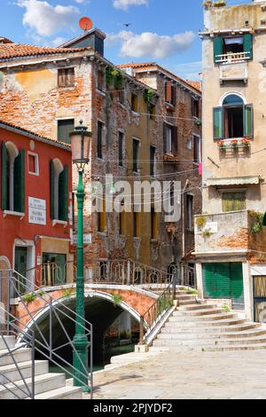 Blick auf die alte Brücke Ponte de la Chiesa inmitten alter Häuser in Venedig. San Polo, Santa Croce, Venedig, Italien Stockfoto