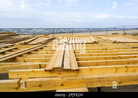 Bau einer neuen natürlichen Holzplanke an der Ostsee für ein saisonales Café Stockfoto