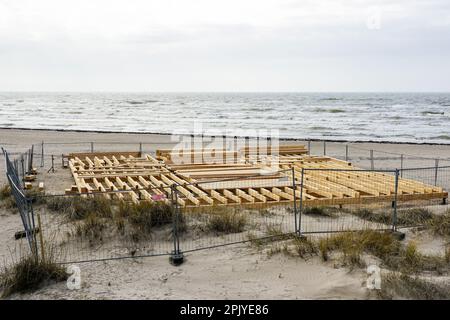 Bau einer neuen natürlichen Holzplanke an der Ostsee für ein saisonales Café Stockfoto