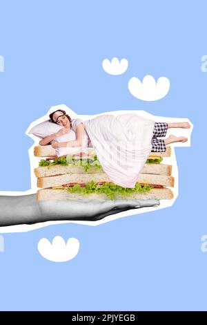 Vertikales Fotokunstwerk Minimalcollage-Werbespot Cafeteria bietet Frühstück schlafendes Mädchen leckeres frisches Sandwich isoliert auf blauem Hintergrund Stockfoto