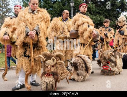 Eine Gruppe von Kukeri-Tänzern mit komplexen Kostümen und großen Glocken, die darauf warten, am traditionellen jährlichen Festival in Sofia, Bulgarien, Europa teilzunehmen Stockfoto