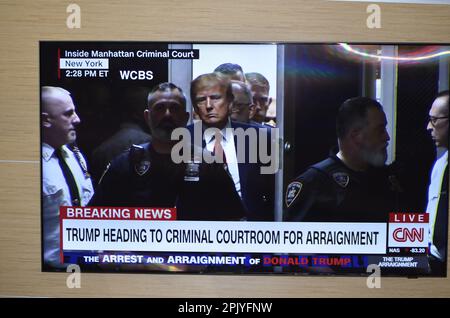 Trump geht zur Anklageerhebung vor das Strafgericht Stockfoto