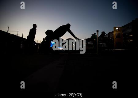 Fort Worth, Texas, USA. 01. April 2023. Crewmitglieder von Juncos Hollinger Racing bereiten ihren Rennwagen für die PPG 375 in Fort Worth, TX, USA, vor. (Bild: © Colin Mayr Grindstone Media Group/Action Sports Photography/Cal Sport Media). Kredit: csm/Alamy Live News Stockfoto