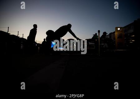 Fort Worth, Texas, USA. 01. April 2023. Die Crew-Mitglieder von Juncos Hollinger Racing bereiten ihren Rennwagen für die PPG 375 in Fort Worth, TX, USA, vor. Kredit: csm/Alamy Live News Stockfoto