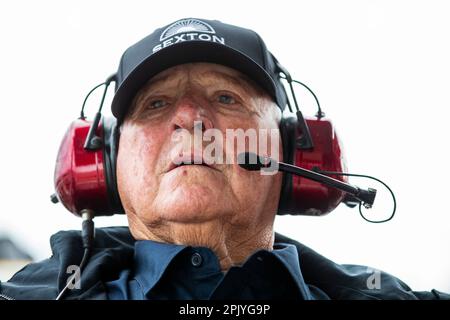 Fort Worth, Texas, USA. 02. April 2023. AJ Foyt, 4-facher Indy 500-Gewinner, schaut sich die PPG 375 in Fort Worth, TX, USA an. Kredit: csm/Alamy Live News Stockfoto