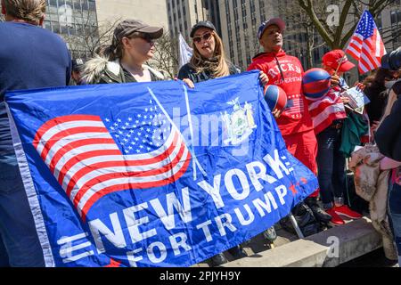 New York, USA. 4. April 2023. Anhänger des ehemaligen US-Präsidenten Donald Trump demonstrieren vor dem New Yorker Strafgerichtshof, während sie Trumps Ankunft erwarten. Donald Trump wurde der erste ehemalige US-Präsident, der von einer Grand Jury angeklagt und den Behörden übergeben wurde, um sich strafrechtlich zu verantworten. Kredit: Enrique Shore/Alamy Live News Stockfoto