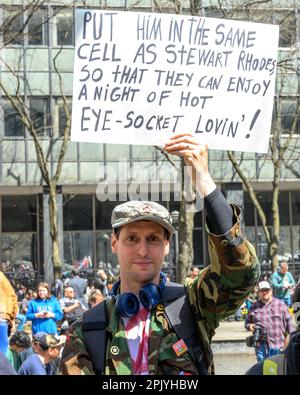 New York, USA. 4. April 2023. Demonstranten protestieren vor dem New Yorker Strafgerichtshof gegen den ehemaligen US-Präsidenten Donald Trump, während sie auf Trumps Ankunft warten. Donald Trump wurde der erste ehemalige US-Präsident, der von einer Grand Jury angeklagt und den Behörden übergeben wurde, um sich strafrechtlich zu verantworten. Das Zeichen bezieht sich auf Stewart Rhodes, einen entlassenen amerikanischen Anwalt und Gründer der Eides Keepers, einer amerikanischen rechtsextremen regierungsfeindlichen Miliz, die wegen aufrührerischer Verschwörung für den Angriff auf das Kapitol der Vereinigten Staaten vom Januar 6 verurteilt wurde. Kredit: Enrique Shore/Alamy Live News Stockfoto