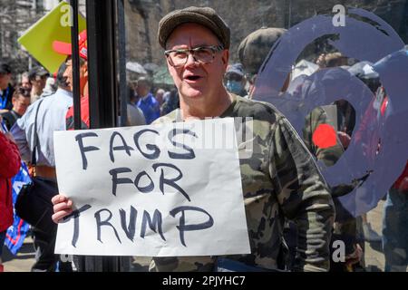 New York, USA. 4. April 2023. Ein homosexueller Unterstützer des ehemaligen US-Präsidenten Donald Trump protestiert außerhalb des New Yorker Strafgerichtshofs, während die Demonstranten auf Trumps Ankunft warten. Donald Trump wurde der erste ehemalige US-Präsident, der von einer Grand Jury angeklagt und den Behörden übergeben wurde, um sich strafrechtlich zu verantworten. Kredit: Enrique Shore/Alamy Live News Stockfoto