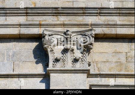 Die Hauptstadt der Dekoration im oberen Teil einer architektonischen Säule. Das mittelalterliche Gebäude, auch bekannt als die Kirche von Lapa in Porto, ist eine Touristenattraktion Stockfoto