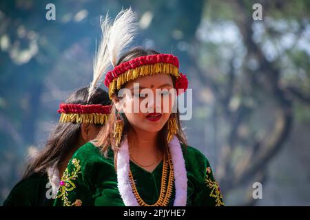 Das junge Mädchen führt am 4. April 2023 in Guwahati den Manipuri-Volkstanz Leima Jagoi auf. Leima Jagoi ist eine traditionelle Tanzform der Meitei. Stockfoto