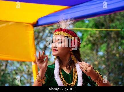 Das junge Mädchen führt am 4. April 2023 in Guwahati den Manipuri-Volkstanz Leima Jagoi auf. Leima Jagoi ist eine traditionelle Tanzform der Meitei. Stockfoto