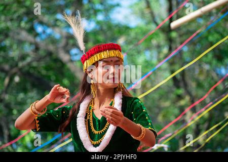 Das junge Mädchen führt am 4. April 2023 in Guwahati den Manipuri-Volkstanz Leima Jagoi auf. Leima Jagoi ist eine traditionelle Tanzform der Meitei. Stockfoto