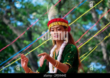 Das junge Mädchen führt am 4. April 2023 in Guwahati den Manipuri-Volkstanz Leima Jagoi auf. Leima Jagoi ist eine traditionelle Tanzform der Meitei. Stockfoto