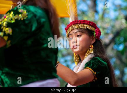 Das junge Mädchen führt am 4. April 2023 in Guwahati den Manipuri-Volkstanz Leima Jagoi auf. Leima Jagoi ist eine traditionelle Tanzform der Meitei. Stockfoto