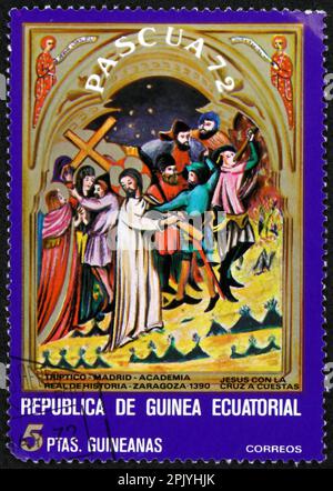 ÄQUATORIALGUINEA - CIRCA 1972: Ein in Äquatorialguinea gedruckter Stempel zeigt, dass Jesus das Kreuz trägt, Ostern, Detail aus Triptych, circa 1972 Stockfoto
