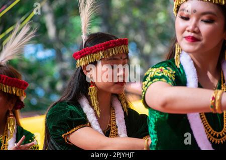 Das junge Mädchen führt am 4. April 2023 in Guwahati den Manipuri-Volkstanz Leima Jagoi auf. Leima Jagoi ist eine traditionelle Tanzform der Meitei. Stockfoto