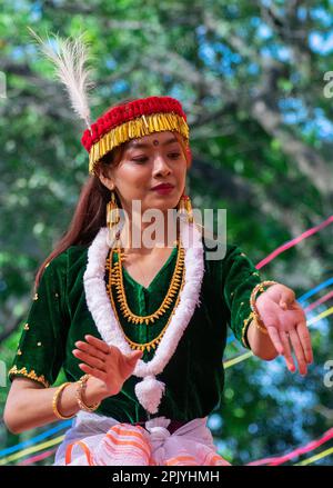 Das junge Mädchen führt am 4. April 2023 in Guwahati den Manipuri-Volkstanz Leima Jagoi auf. Leima Jagoi ist eine traditionelle Tanzform der Meitei. Stockfoto