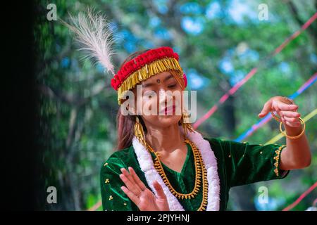 Das junge Mädchen führt am 4. April 2023 in Guwahati den Manipuri-Volkstanz Leima Jagoi auf. Leima Jagoi ist eine traditionelle Tanzform der Meitei. Stockfoto