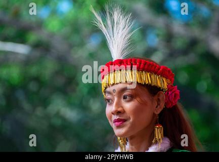 Das junge Mädchen führt am 4. April 2023 in Guwahati den Manipuri-Volkstanz Leima Jagoi auf. Leima Jagoi ist eine traditionelle Tanzform der Meitei. Stockfoto