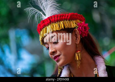 Das junge Mädchen führt am 4. April 2023 in Guwahati den Manipuri-Volkstanz Leima Jagoi auf. Leima Jagoi ist eine traditionelle Tanzform der Meitei. Stockfoto