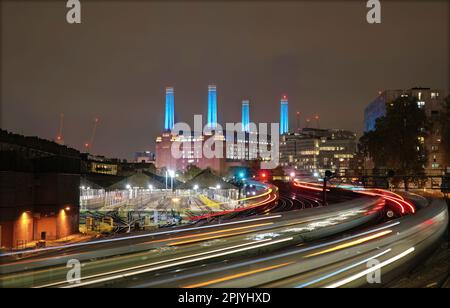 . Ebury Bridge bei Nacht mit Blick auf das Battersea Power Station. Stockfoto