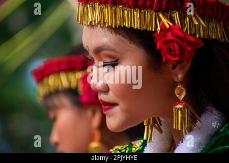 Das junge Mädchen führt am 4. April 2023 in Guwahati den Manipuri-Volkstanz Leima Jagoi auf. Leima Jagoi ist eine traditionelle Tanzform der Meitei. Stockfoto