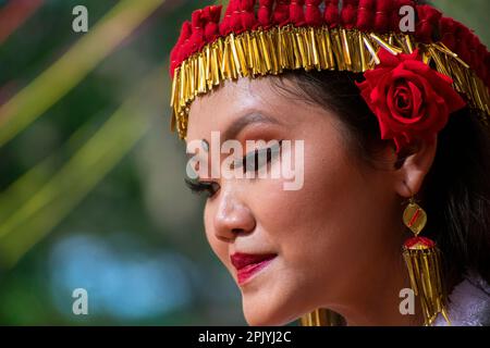 Das junge Mädchen führt am 4. April 2023 in Guwahati den Manipuri-Volkstanz Leima Jagoi auf. Leima Jagoi ist eine traditionelle Tanzform der Meitei. Stockfoto