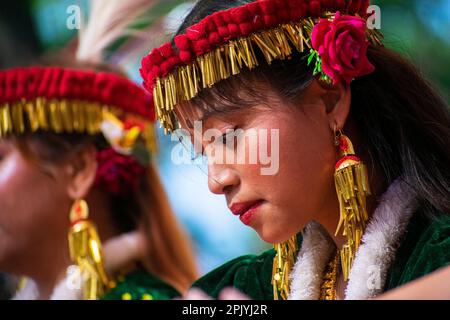 Das junge Mädchen führt am 4. April 2023 in Guwahati den Manipuri-Volkstanz Leima Jagoi auf. Leima Jagoi ist eine traditionelle Tanzform der Meitei. Stockfoto