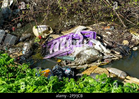 Denham, Buckinghamshire, Großbritannien. 4. April 2023. In Denham, Buckinghamshire, gibt es in einem Bach erschütternde Mengen an Fliegenscheitern und Müll, darunter Asbestplatten, Reifen, ein Gefrierschrank, Motorölbehälter und Plastik. Die Regierung hat härtere Maßnahmen für diejenigen angekündigt, die wegen unsozialem Verhalten einschließlich illegalem Fliegenlassen verurteilt werden. Kredit: Maureen McLean/Alamy Live News Stockfoto