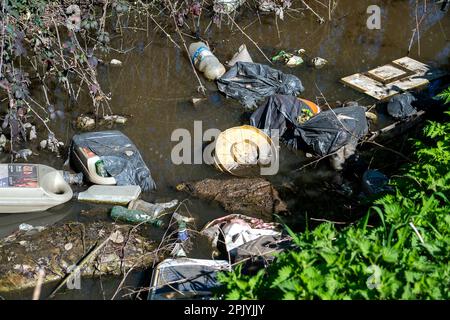 Denham, Buckinghamshire, Großbritannien. 4. April 2023. In Denham, Buckinghamshire, gibt es in einem Bach erschütternde Mengen an Fliegenscheitern und Müll, darunter Asbestplatten, Reifen, ein Gefrierschrank, Motorölbehälter und Plastik. Die Regierung hat härtere Maßnahmen für diejenigen angekündigt, die wegen unsozialem Verhalten einschließlich illegalem Fliegenlassen verurteilt werden. Kredit: Maureen McLean/Alamy Live News Stockfoto