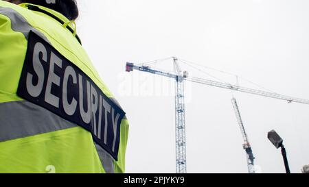 Die Parksicherheit überwacht den Parkplatz und die Baustelle Stockfoto