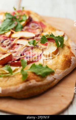 Hausgemachte vegane Pizza mit Pastinak, Apfel und chioggia-Rüben. Stockfoto