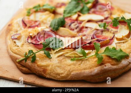 Hausgemachte vegane Pizza mit Pastinak, Apfel und chioggia-Rüben. Stockfoto