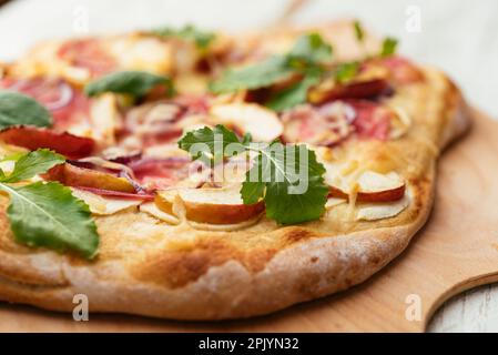 Hausgemachte vegane Pizza mit Pastinak, Apfel und chioggia-Rüben. Stockfoto