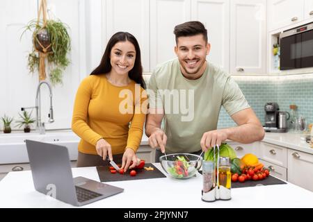 Portrait eines glücklichen Paares, das Zeit miteinander genießt, Abendessen kocht Stockfoto