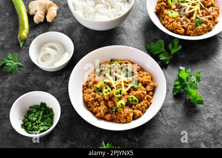 Keema-Kerk in Schale auf dunklem Steingrund. Indische und pakistanische Gerichte. Stockfoto