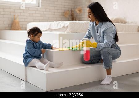 Asiatische Mutter Und Kleinkinder Baby Tochter Reinigung Zu Hause Stockfoto