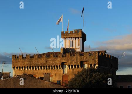 Château Grimaldi auf dem Marktplatz von Haut de Cagnes (Cagnes sur Mer, Frankreich), bei Sonnenaufgang mit goldenem Glanz Stockfoto