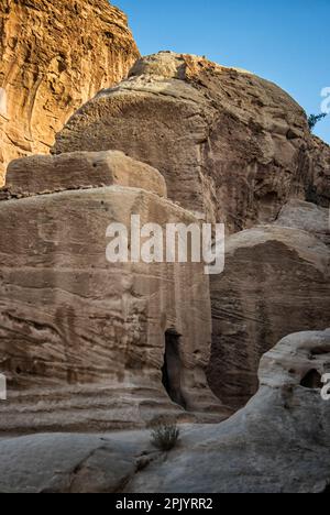 Handgeschnitzte Höhlen, Mauern und Strukturen an der zum UNESCO-Weltkulturerbe gehörenden Stätte Petra. Jordanien. Stockfoto