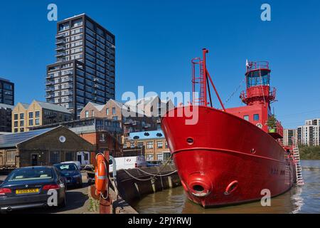 Trinity Buoy Wharf, London Docklands, Großbritannien, mit Lagergebäuden und Lightship LV95, jetzt ein Zentrum für kreative Unternehmen und Kunst Stockfoto