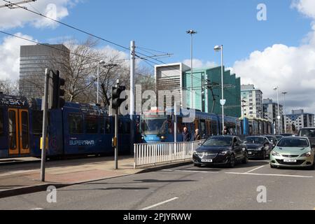 Sheffield Supertrams neben Straßenfahrzeugen, Sheffield City Centre England, Urban Transport. Innere Ringstraße. Metro-Stadtbahnnetz Stockfoto