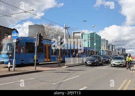 Sheffield Supertrams neben Straßenfahrzeugen, Sheffield City Centre England, Urban Transport. Innere Ringstraße. Metro-Stadtbahnnetz Stockfoto