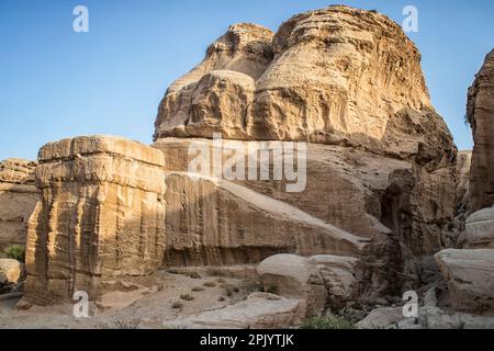 Unfertiger handgeschnitzter Felsen im zum UNESCO-Weltkulturerbe gehörenden Tal Petra.Jordan. Stockfoto