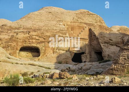 Einige der vielen Höhlen und teilweise errichteten Strukturen in den Bergen des UNESCO-Weltkulturerbes in Petra. Jordanien. Stockfoto