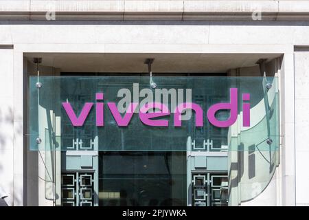 Unterschreiben Sie auf dem Hauptgebäude von Vivendi, einer internationalen französischen Gruppe, die sich auf Medien und Kommunikation spezialisiert hat Stockfoto