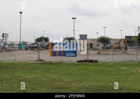 San Antonio, USA. 04. April 2023. Am 4. April 2023 beginnen die Bauarbeiten an einem neuen Standort entlang des SW Loop 410 in San Antonio, Texas, USA. Dutch Bros wurde 1992 von Dane und Travis Boersma gegründet. Im Jahr 1999 begann das Unternehmen mit der Franchising-Tätigkeit. 2017 stellte Dutch Bros die Franchising-Tätigkeit ein und eröffnete nur noch unternehmenseigene Geschäfte. (Foto: Carlos Kosienski/Sipa USA) Guthaben: SIPA USA/Alamy Live News Stockfoto