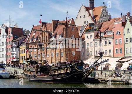 DANZIG, POLEN - 30. Juli 2022: Historisches Schiff im Hafen am Stara Motlawa River, Danzig bietet Touren für Touristen an sonnigen Tagen an Stockfoto