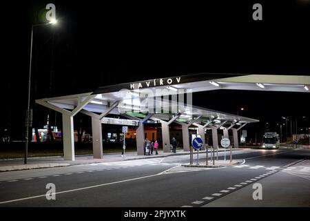 HAVIROV, TSCHECHISCHE REPUBLIK - 17. FEBRUAR 2022: Havirov City Bus Terminal in der Nähe des Hauptbahnhofs bei Nacht Stockfoto