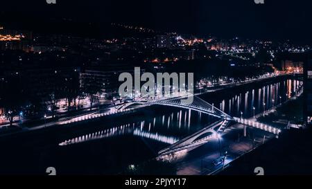 Blick aus der Perspektive auf die Zubizuri-Brücke bei Nacht in Bilbao, Spanien Stockfoto