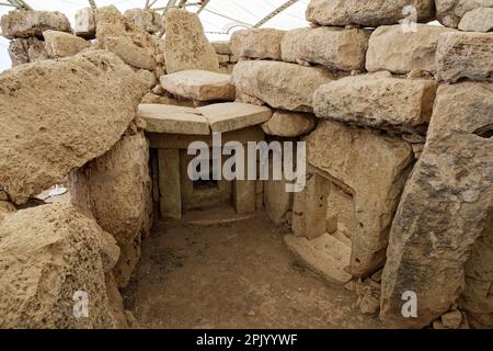 Qrendi, Malta. 25. März 2023. Mnajdra ist eine megalithische Tempelanlage an der Südküste der Mittelmeerinsel Malta. Stockfoto